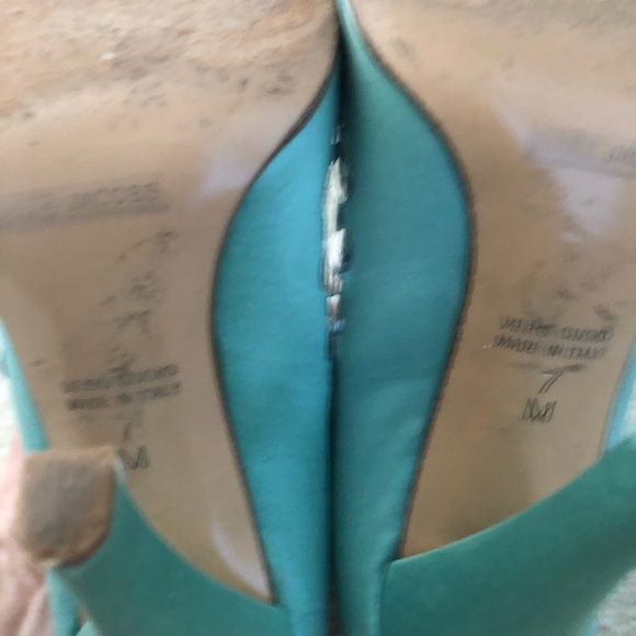 Marc Jacobs, blue/aqua silk pump with sequin trim. - Picture 5 of 7